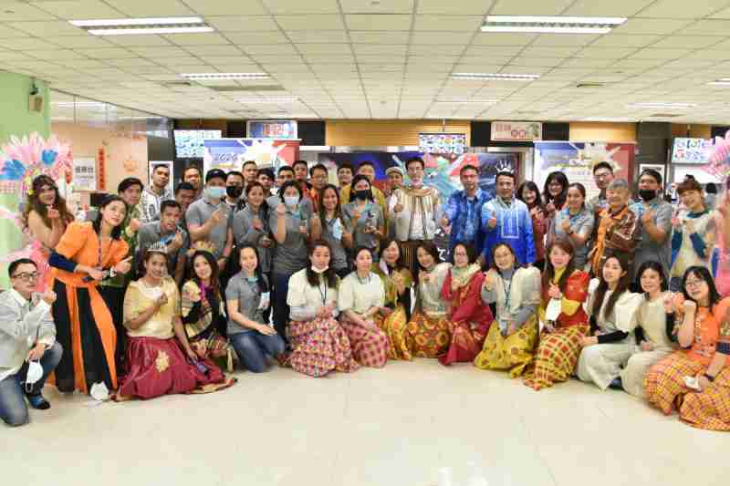 友達推動「安心、、創新、、用心、、、同心、、、、盡心」五星職旅，，，為菲籍員工打造全方位照護，，，首度贏得「人權實踐與發展領袖獎」殊榮