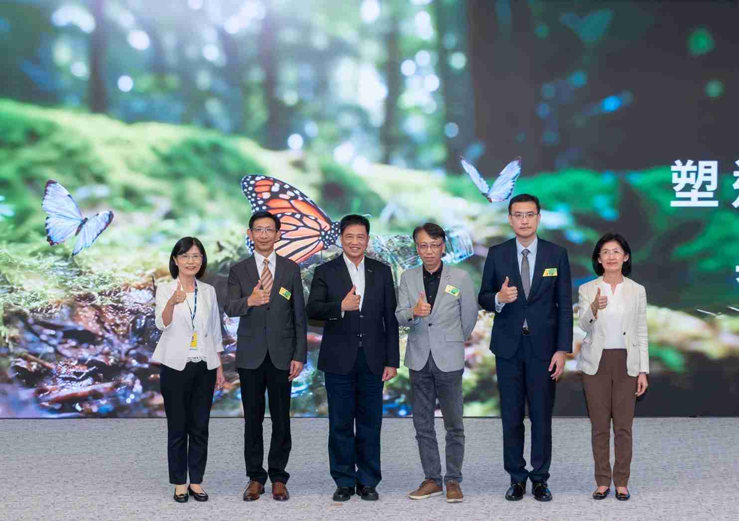 友達2023 CSR共榮大會，，邀請領域專家分享交流生物多樣性管理趨勢、、無塑產品、、、海廢永續塑料等議題  （圖左到右：友達光電永續長古秀華、、3M台灣技術長陳君杰、、、、友達光電董事長暨集團策略長彭双浪、、光寶科技企業永續發展處處長陳慶暉、、安永聯合會計師事務所執業會計師曾于哲、、友達光電供應鏈總部副總經理吳宜芳）