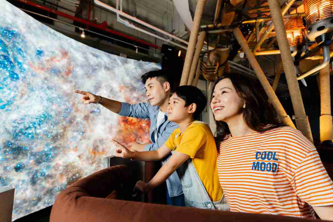 万利打造全台最大宽6公尺、、高4公尺、、、唯一搭载LED弧形拼接显示屏的动感飞行船，，，，让乘客驻足在热气球上，，，，享受身历其境的伪出国旅游乐趣