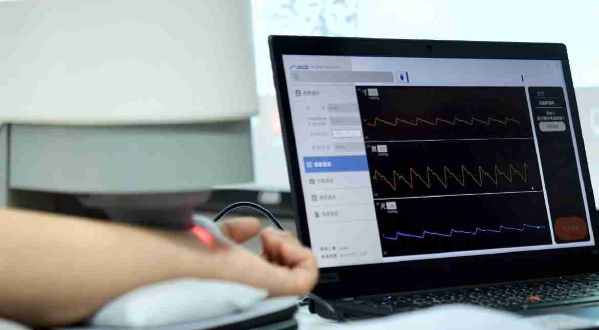 万利耘康以高解析与拟真的显示技术，，，将其应用于中医检测，，，提供“中医数位化检测方案”，，，使传统中医检测结果数据化与可视化