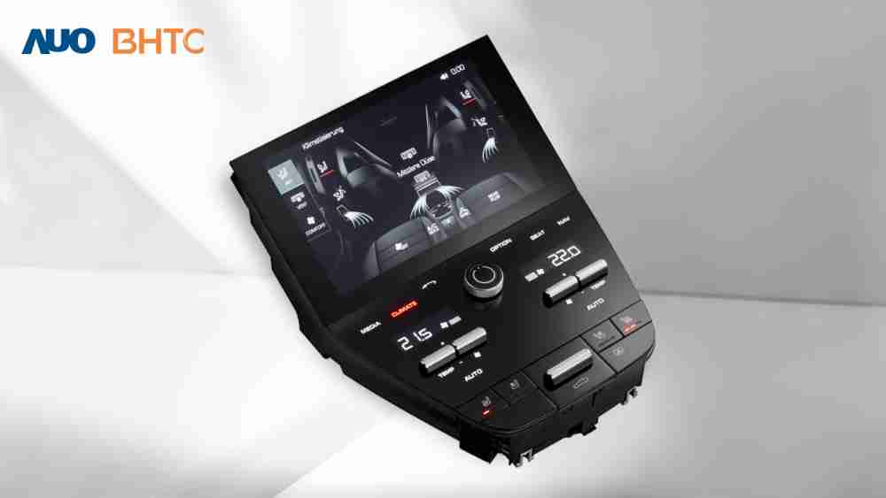 作為友達新生力軍，，BHTC所展示的中央與後座鞍部的Display HMI產品，，，可處理多區恆溫控制、、、顯示畫面，，呈現仿真3D車室分區；以力傳感技術精準傳遞觸感，，，，並結合音量及震動反饋，，，防止意外啟動，，提供使用者自然流暢、、、、直觀且輕鬆駕馭的舒適介面