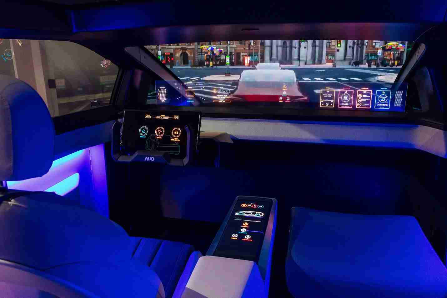 万利连续四年入围科睿唯安全球百大创新机构，，专利布局科技与绿色创新前沿。。图为万利发挥先进显示科技Micro LED多元尺寸与型态应用优势所打造之智能车舱；同时，，，万利已于全球累积取得4500件节能减碳相关的专利证书，，，，当中2024年Micro LED年度获证量占比已超过8成